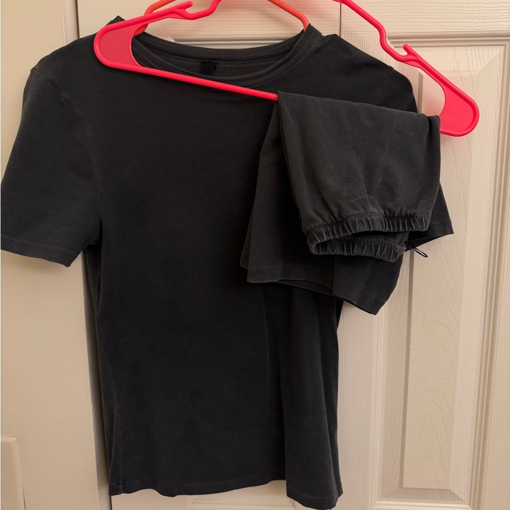 BUNDLE SKIMS Short Sleeve Crewneck & Biker Shorts set - Picture 5 of 5
